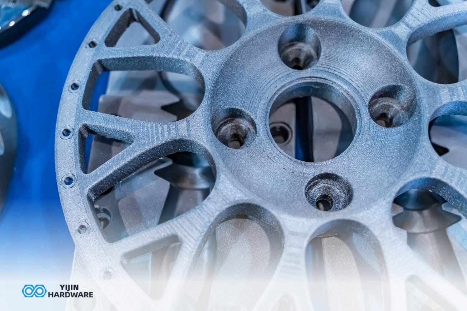 в чем разница между обработкой на станках с ЧПУ и аддитивным производством